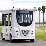 須磨海岸の管理用道路を自動走行する小型バス「ＭｉＣａ（ミカ）」＝２２日午前、神戸市須磨区須磨浦通２（撮影・斎藤雅志）