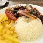 ペルーに到着した夜に食べた「ロモ・サルタード」＝ペルー・リマ
