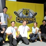 サンテレビ本社に掲げた阪神タイガースの主力選手のサイン入りフラッグを前に喜ぶスポーツ部のメンバー＝神戸市中央区東川崎町１