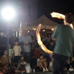 大道芸で盛り上がった夜市＝豊岡市中央町