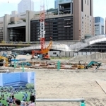 来年９月の先行街開きが決まった「うめきた２期」。大屋根付きのイベントスペース（手前右端）などが姿を現した＝２５日午前、大阪市北区