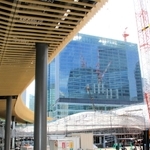 来年９月の先行街開きが決まった「うめきた２期」。大屋根の上を通り南北の街区を結ぶ「ひらめきの道」（左）などが姿を現した＝２５日午前、大阪市北区