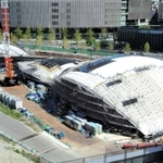 来年９月の先行街開きが決まった「うめきた２期」。大屋根付きのイベントスペース（手前右端）などが姿を現した＝25日午前、大阪市北区