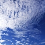 高い空と筋状の雲。明石海峡上空に秋らしさが漂った＝２６日午前、明石市大蔵海岸通１から