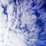 高い空と筋状の雲。明石海峡上空に秋らしさが漂った＝２６日午前、明石市大蔵海岸通１から