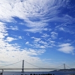 高い空と筋状の雲。明石海峡上空に秋らしさが漂った＝２６日午前、明石市大蔵海岸通１から