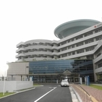 災害医療拠点の県災害医療センター（右）と神戸赤十字病院＝神戸市中央区