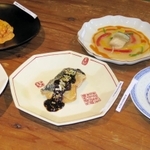 「Ｂｏｎ　Ｑｕｉｓｈ」中華の試作品、太刀魚の中華揚げ煮（右前）、金華サバの甘辛味噌あんかけ（中央手前）、真鯛の四川家庭風炒め（左前）、スズキの塩サンラー煮込み（右奥）、讃岐サーモンのピリ辛マヨ