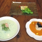 「Ｂｏｎ　Ｑｕｉｓｈ」フレンチの試作品、アイナメの蒸し焼き魚介の旨みソース（右前）、色々きのことじゃがいものディクセル　サーモンロール巻き大葉のクリームソース（左前）、金華サバのプレステリーヌ赤パプリカのオリーブオイルソース