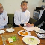 試食しながらメニューについて意見を交わすシェフの近藤一樹さん（左）、ら＝大阪市北区