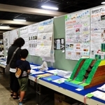 見学する親子らでにぎわった神戸市小学校理科・生活作品展の会場＝神戸市中央区、バンドー神戸青少年科学館