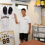 治療院を営む手嶋秀和さん。院内には選手の直筆サイン入りユニホームなどが飾られている＝西宮市浜甲子園１