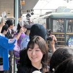 関係者らに見送られ、ＪＲ姫路駅を出発するサロンカーなにわ＝姫路市駅前町