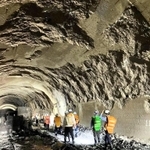 コンクリート壁が崩落したトンネル内部を調べる西日本高速道路社員ら＝１３日午後、山陽自動車道尼子山トンネル（西日本高速道路提供）