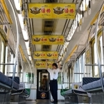 優勝ポスターで埋め尽くされた「タイガース号」の車内＝２９日午前、阪神電鉄尼崎車庫（撮影・中西幸大）