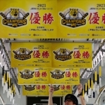 優勝ポスターで埋め尽くされた「タイガース号」の車内＝２９日午前、阪神電鉄尼崎車庫（撮影・中西幸大）