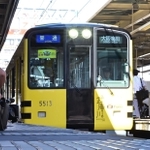 阪神本線で特別運行を始めた「タイガース号」＝２９日午前、阪神電鉄尼崎駅（撮影・中西幸大）