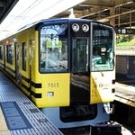 阪神本線で特別運行を始めた「タイガース号」＝２９日午前、阪神電鉄尼崎駅（撮影・中西幸大）