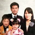 ２０１２年２月に撮影した家族写真。夫の隆司さん（後列左）はこの約２カ月後に亡くなった（岡真裕美さん提供）