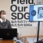 高校生平和大使の活動を斎藤元彦知事（右）に報告する松尾美雨さん＝兵庫県庁