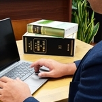 事務所の代表として忙しい日々を送る有弘。「僕は恵まれていた」と話す（撮影・斎藤雅志）