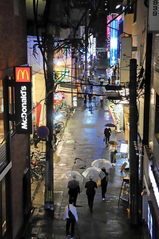 翼が初めて「援助交際」をしたというターミナル駅の周辺＝九州北部