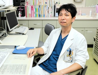 女性にとって身近ながんの一つである乳がん。松本元医師は「ステージによっては５年生存率が９０％を超えるので早期発見に努めてほしい」と呼びかける＝神戸市中央区脇浜町１、神鋼記念病院