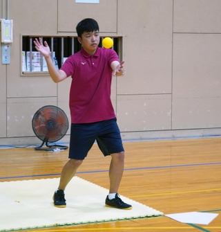 手でボールを打つバッター＝西宮市今津真砂町、今津体育館