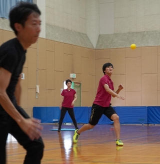 「ベースボール５」をプレーする西宮スポーツセンターの指導員ら＝西宮市今津真砂町、今津体育館