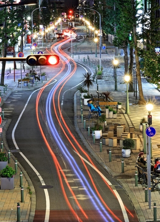 再整備で形を変えた市道。車のテールランプが蛇行しながら光跡を残す＝神戸市中央区（２５秒間露光）