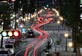 再整備で形を変えた市道。車のテールランプが蛇行しながら光跡を残す＝神戸市中央区（２５秒間露光）