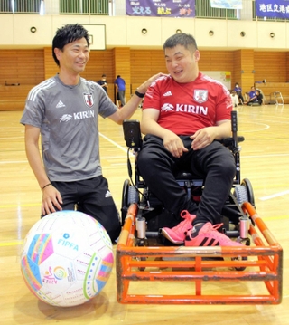 大会への意気込みを語る近藤公範監督（左）と主将の内海恭平選手＝東京都港区、区立港南中学校