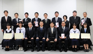 吹奏楽部の生徒らが出席した寄贈式＝兵庫県庁