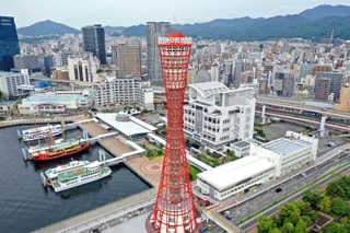 改修工事前の神戸ポートタワー＝神戸市中央区波止場町（２０２１年９月、ドローンで撮影）