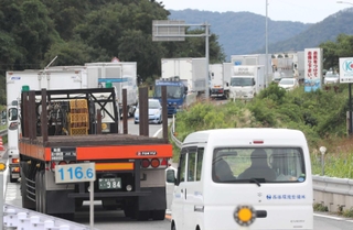 山陽自動車道下り線が一部通行止めとなっている影響で、渋滞する国道２号の西行き車線（手前）＝３日午前、相生市若狭野町若狭野（撮影・辰巳直之）