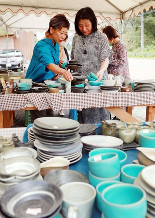 ずらりと並んだ陶器からお気に入りの品を探す陶芸ファンら＝５日午前、丹波篠山市今田町上立杭