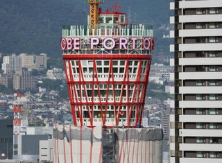 足場が外れ、外観が現れた神戸ポートタワー＝５日午後、神戸市中央区波止場町（撮影・笠原次郎）