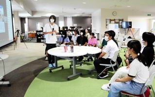 参加した複数の学校の生徒らが活発に意見を交わした＝神戸市北区鈴蘭台北町７、神戸親和大