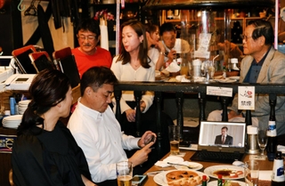 ライブ中継を見ながら、村上春樹さんのノーベル賞受賞の吉報を待ちわびるハルキストら＝５日夜、神戸市中央区中山手通２、ピノッキオ（撮影・長嶺麻子）