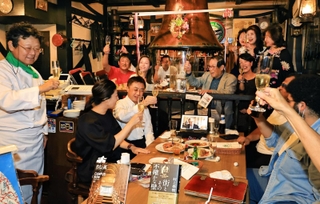 村上春樹さんの受賞はならなかったが、来年に向けて乾杯するファンたち＝５日夜、神戸市中央区中山手通２（撮影・長嶺麻子）
