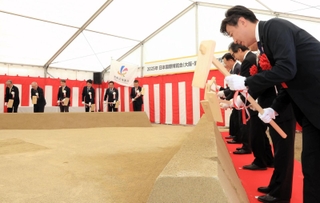 「関西パビリオン」の起工式でくわ入れする各府県の知事ら＝６日、大阪市此花区夢洲中１