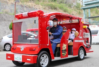 清水さんが寄贈した「ちびっこ消防車」