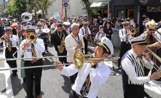 パレードで軽快なジャズを奏でる演奏者たち＝７日午前、神戸市中央区（撮影・中西大二）