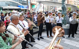 パレードで軽快なジャズを奏でる演奏者たち＝７日午前、神戸市中央区（撮影・中西大二）