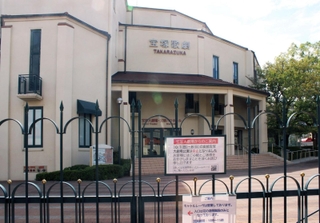 公演中止が２２日まで延長された宝塚大劇場＝７日、宝塚市栄町１、宝塚大劇場