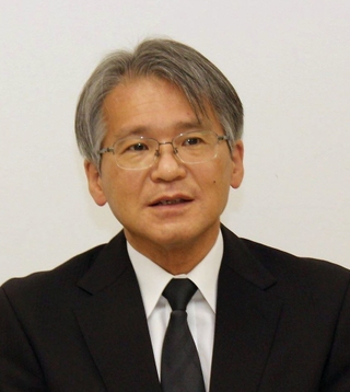 今後の対応について語る木場健之理事長＝７日午前、宝塚市栄町１