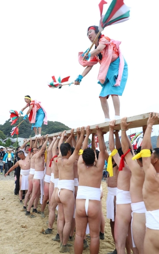 浜辺で伝統のバタカケを披露する男衆ら＝８日午後、赤穂市坂越（撮影・辰巳直之）