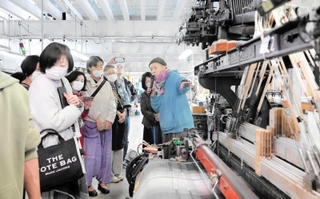 播州織の店舗兼工房でミニショール作りを体験できるツアー＝西脇市比延町（タマキニイメ提供）