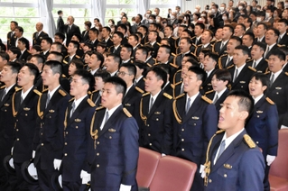 校歌を歌う初任科生ら＝兵庫県警察学校