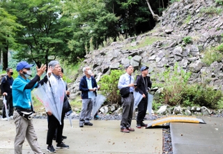 課題の改善状況などを確認する日本ジオパーク委員会の調査員ら＝豊岡市赤石